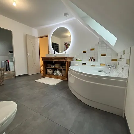 Au Milieu De La Hague, 5 Personnes