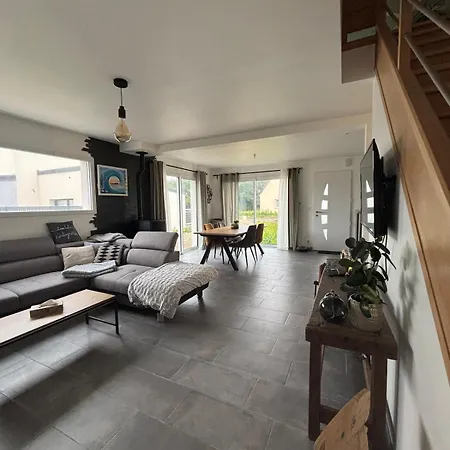 Au Milieu De La Hague, 5 Personnes