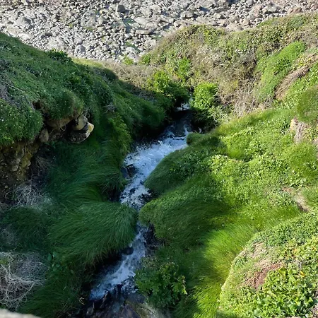 Au Milieu De La Hague, 5 Personnes *
